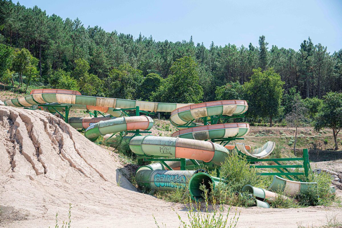 Estado que presentaban los toboganes del futuro parque acuático de Meis. 27 julio 2025. Pedro Mina