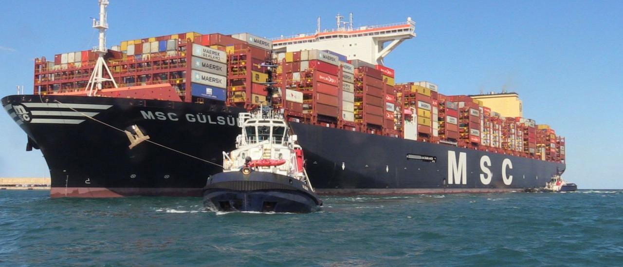 Un buque de la naviera MSC durante una maniobra de atraque en el Puerto de València. | LEVANTE-EMV