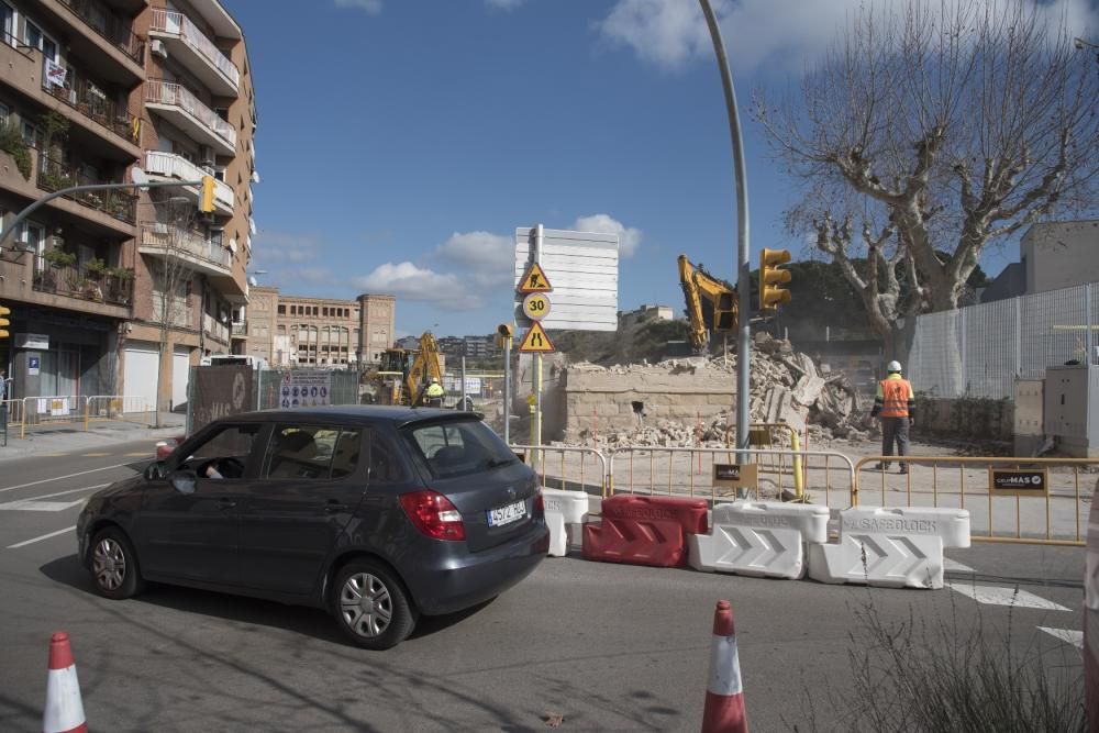 Adeu a l'estació elèctrica que encotillava les obres de la Fàbrica Nova