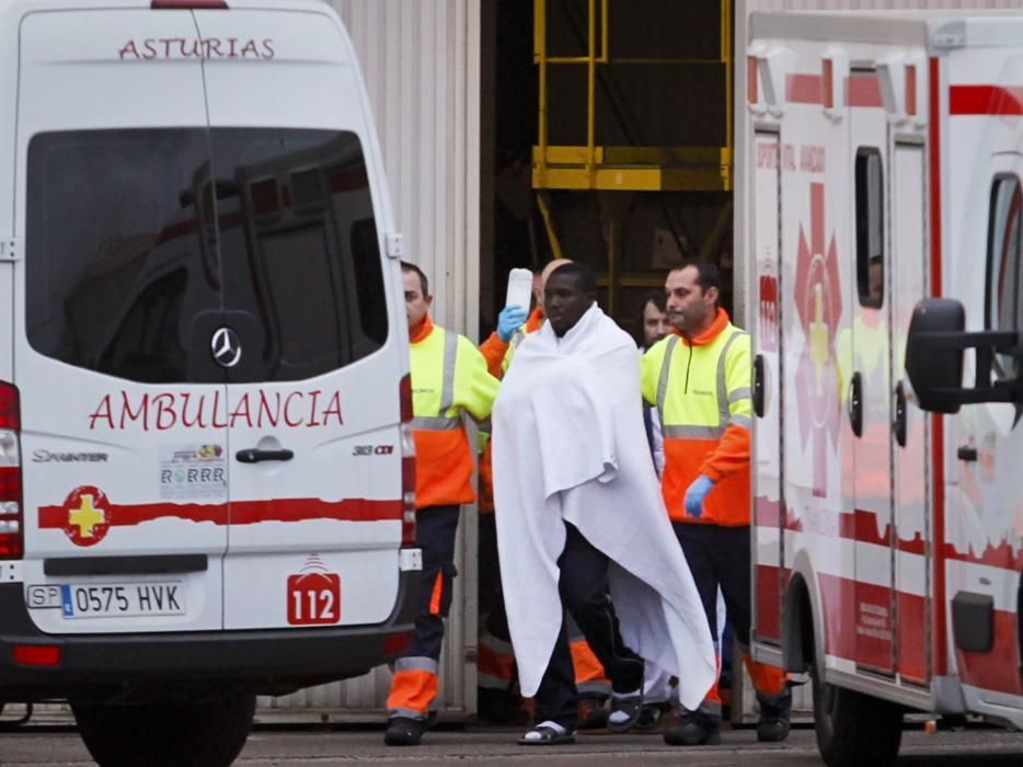 Naufragio en Asturias | Rescatados 12 tripulantes de un pesquero gallego hundido en Luarca