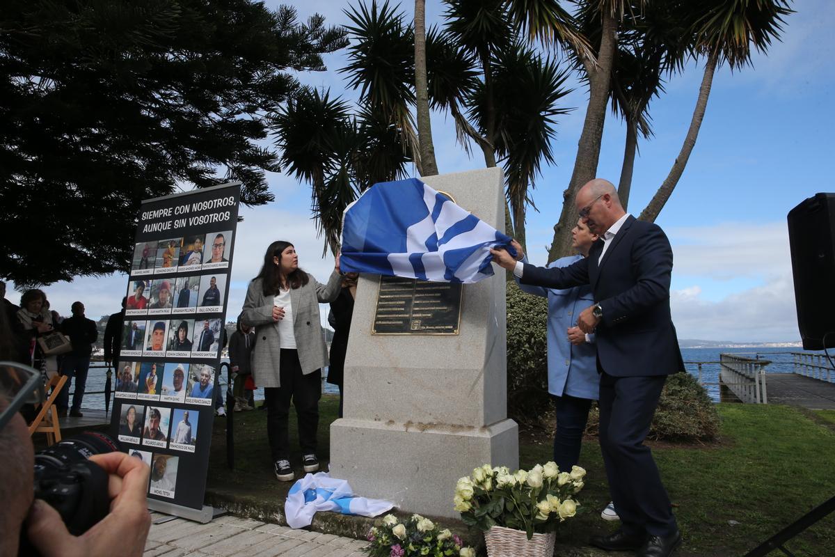 La viuda y las hijas de Fernando Santomé descubren junto al alcalde de Bueu la placa de homenaje en el monolito colocado en el paseo de Pescadoira.