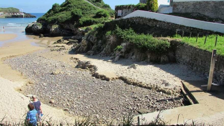 El riachuelo con aguas fecales que se forma en la playa de Las Cámaras, hace unos días.