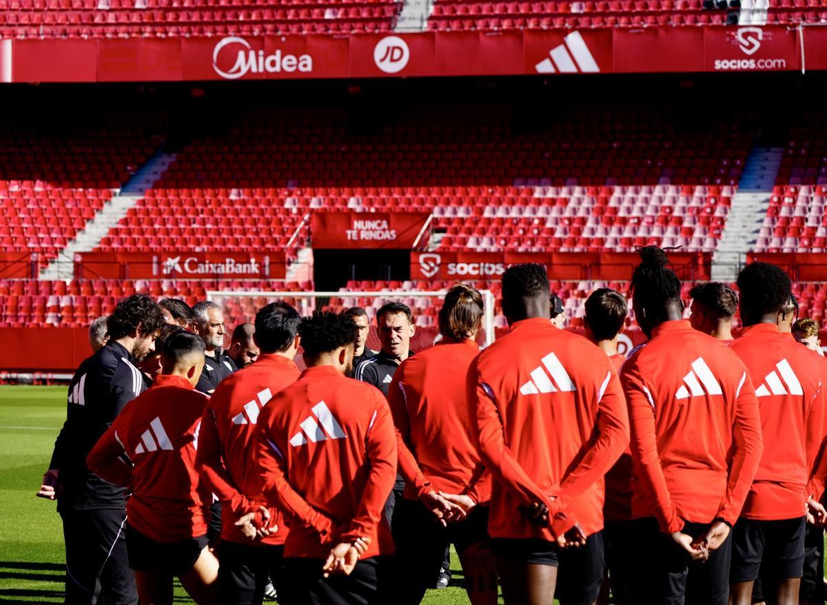 Luis García Plaza dirige el entrenamiento del Sevilla Fútbol Club en el Sánchez-Pizjuán previo al Oviedo en el Carlos Tartiere