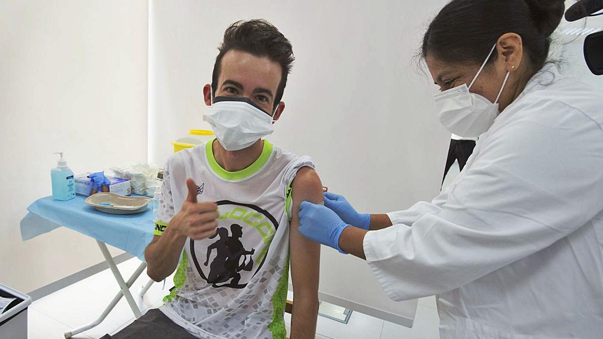 Vacunación de veinteañeros en San Vicente del Raspeig y en IFA, Elche. | PILAR CORTÉS/ANTONIO AMORÓS