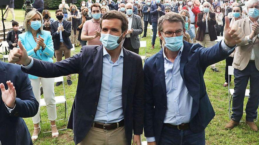 Pablo Casado y Núñez Feijóo, ayer, en el acto electoral del PP en Santiago.