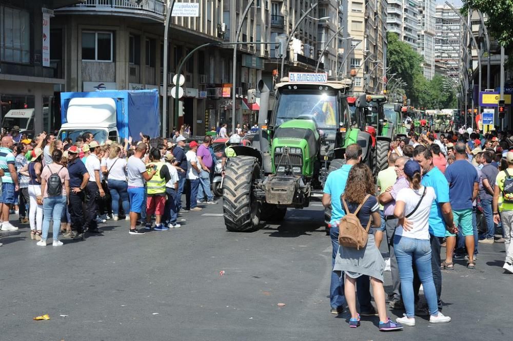 La Gran Vía de Murcia, paralizada por los agricultores