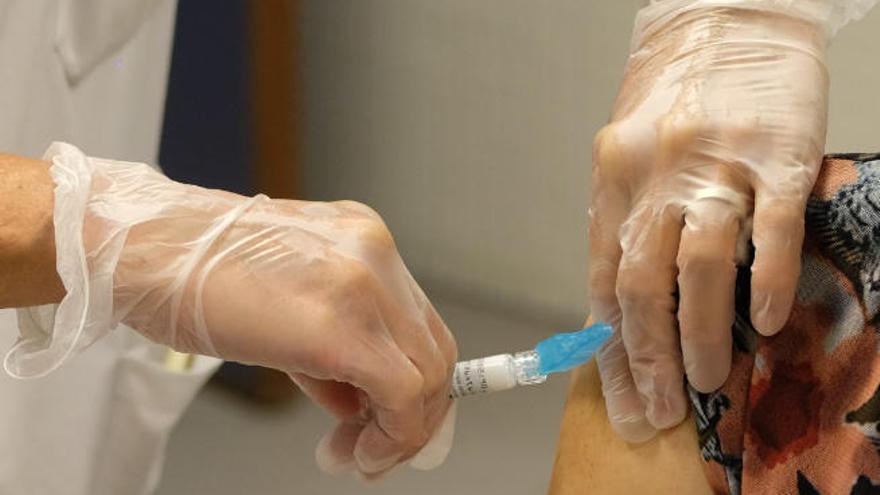 Una paciente recibe la vacuna contra la gripe en un centro de salud.