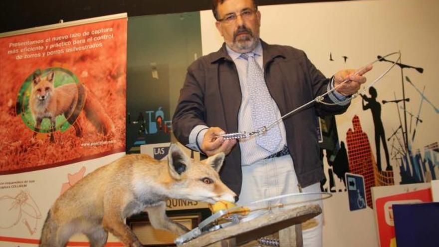José Miguel Trujillo muestra el sistema selectivo para la caza de zorros.