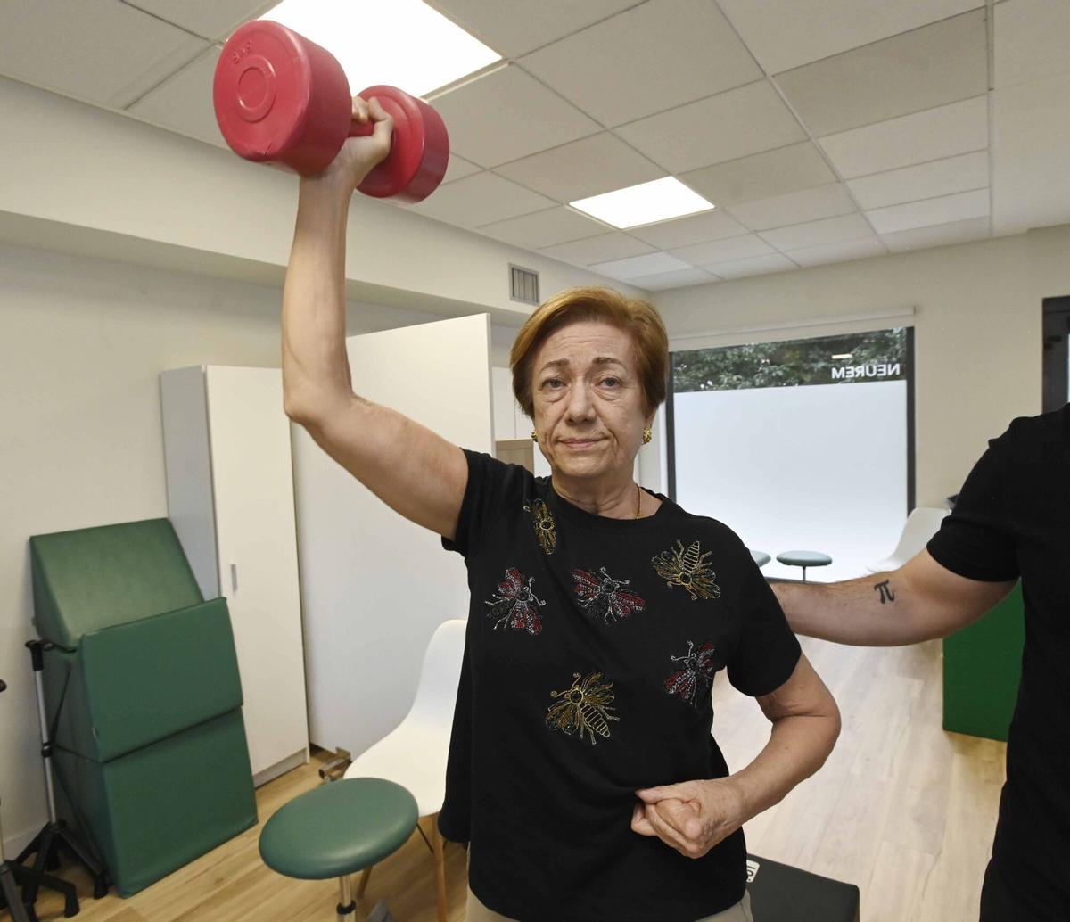 Viguesas de entre 50 y 70 años realizando ejercicio de alta intensidad en un centro de neurorrehabilitación de la ciudad.
