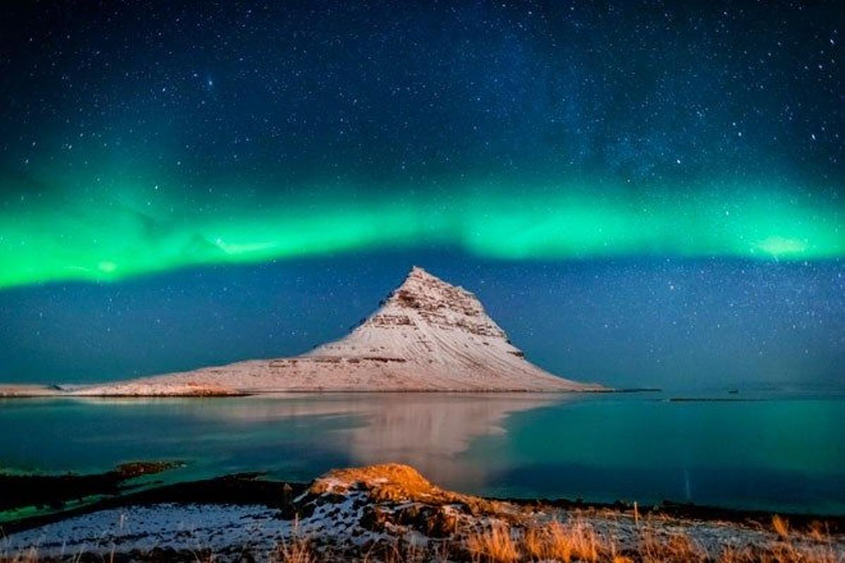 Auroras boreales en el monte Kirkjufell, en Islandia.