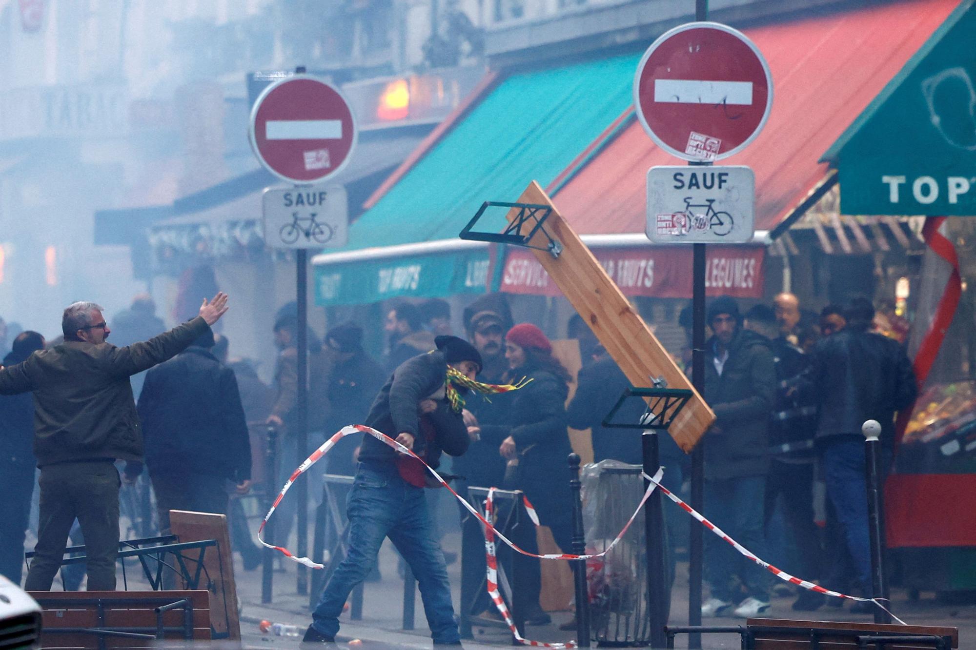 Manifestantes se enfrentan a la policía en París tras el triple homicidio que se ha producido este viernes.