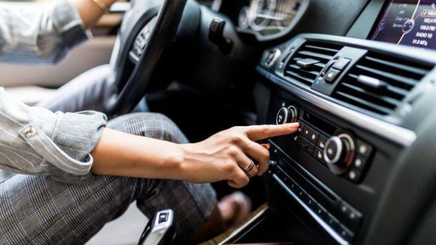 ¿Por qué no debes apagar el coche cuando está encendido el aire acondicionado?