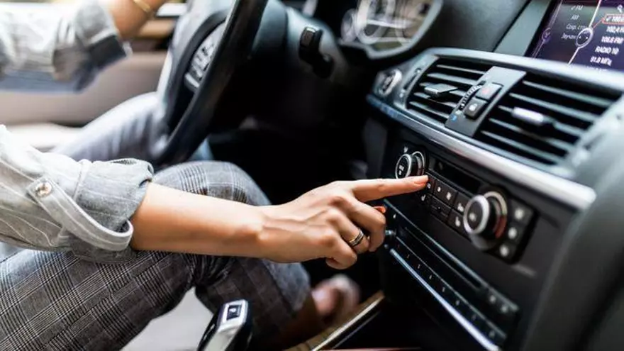¿Por qué no debes apagar el coche cuando está encendido el aire acondicionado?