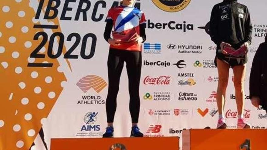 Mónica Arias, a la derecha, tras ganar en Valencia, junto a la asturiana Marta González, que acabó segunda.