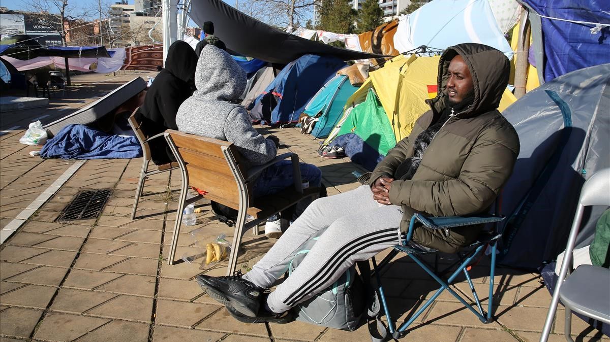 BADALONA 25 12 2020 Sociedad Albiols da 24 horas para desalojar el campamento  de inmigrantes  que se les quemo la nave en la c  Grife  En la foto ambiente en el campamento durante el dia de Navidad  que cumple el plazo de la amenaza de desalojo  FOTO DE RICARD CUGAT