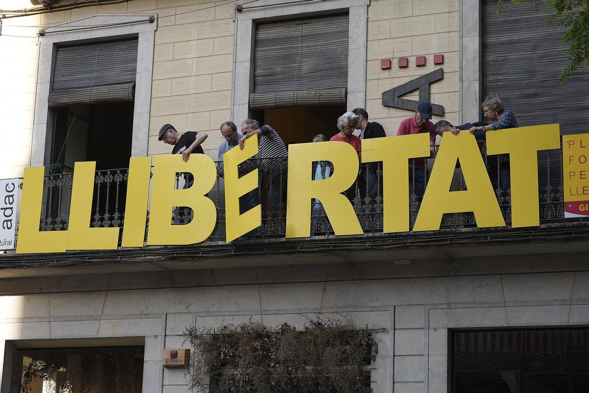 L'ADAC canvia de seu i fa moure les lletres de la paraula Llibertat pel Barri Vell de Girona