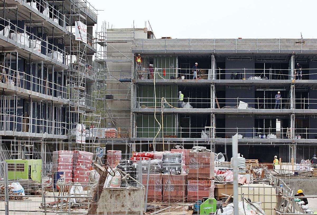 El Colegio de Arquitectos ve en las obras de rehabilitación una salida para el sector. | J.A.RIERA