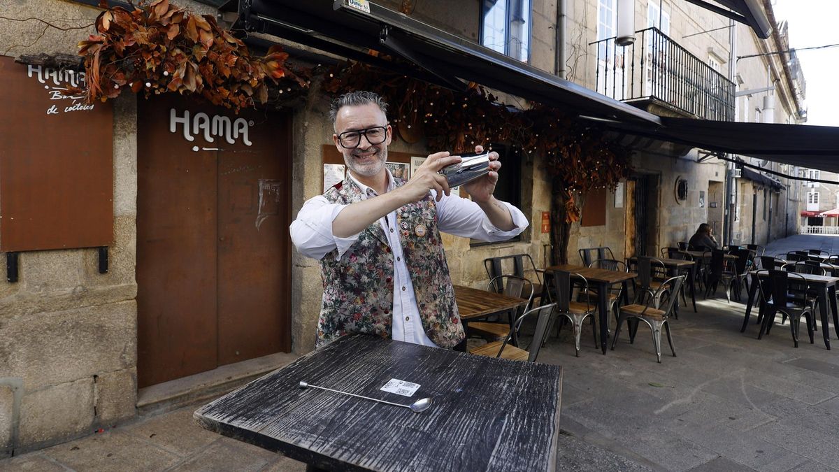 Luis Rodiño, ayer en la premiada terraza de su bar especializado en coctelería de autor.