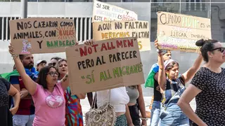 Un centenar de personas sale a la calle en Alicante contra el racismo: "Fuera racistas de nuestros barrios"