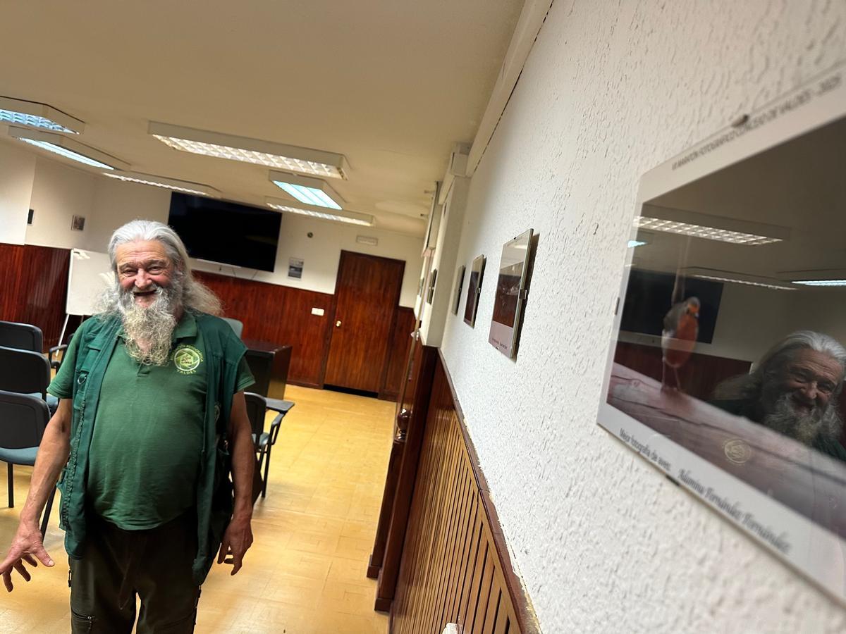 El fundador de la asociación en el local donde muestran las fotografías ganadoras del maratón.