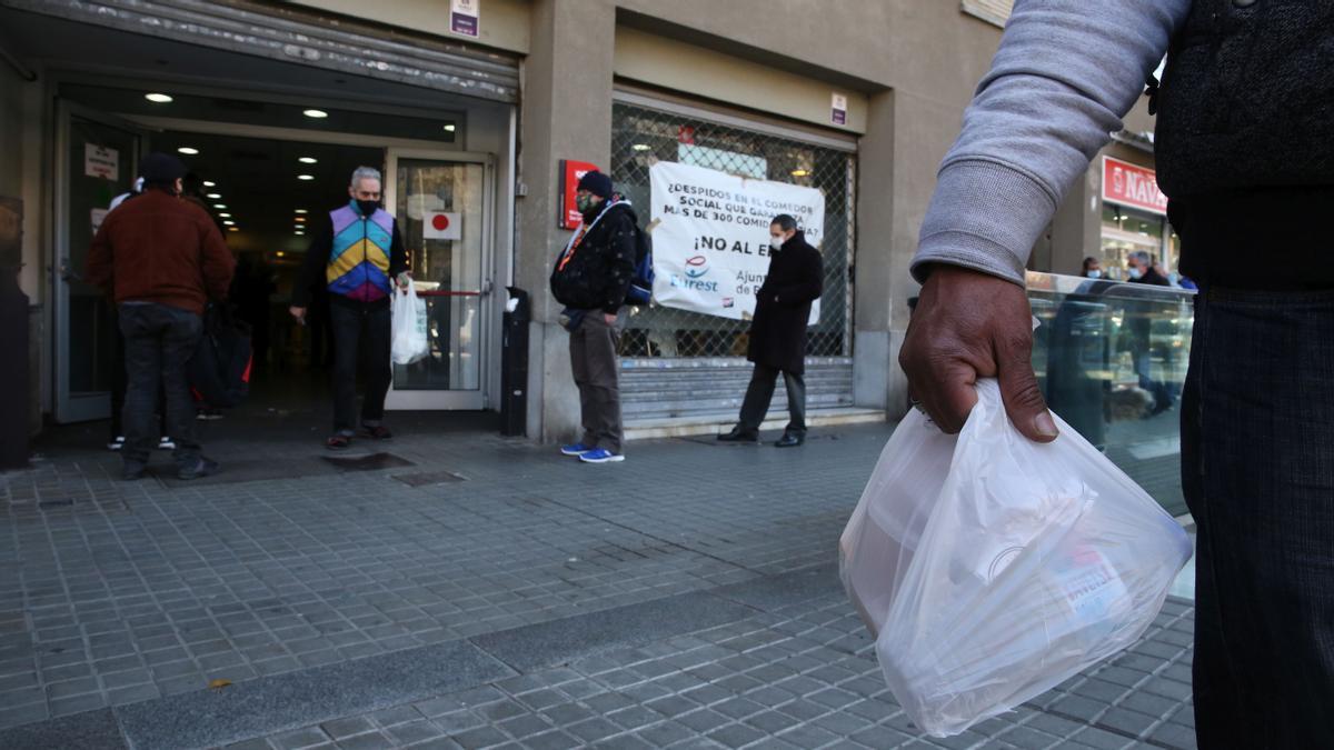 Colas ante el comedor social de Navas.