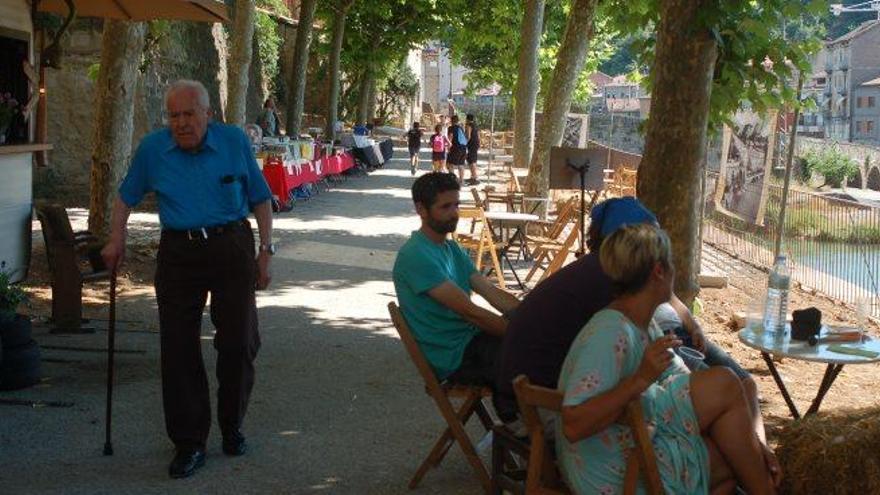 Participants en els actes d&#039;inauguració del nou passeig de Cal Metre amb veïns que ja l&#039;estrenaven, ahir