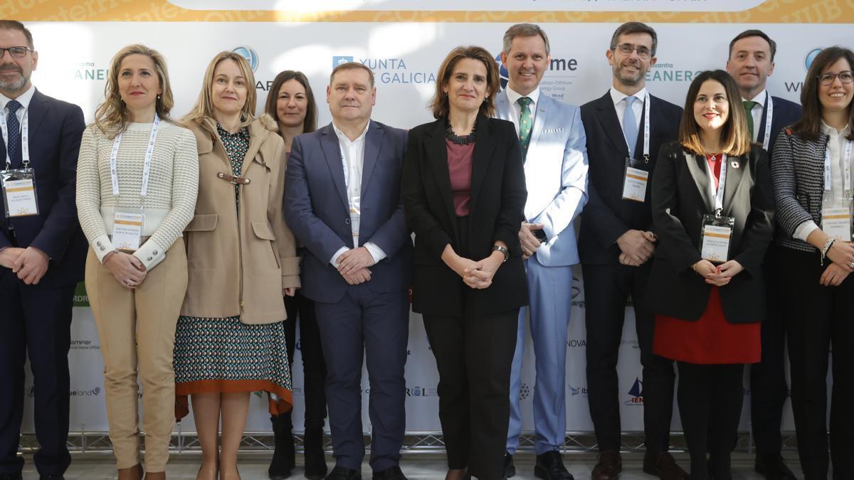 Teresa Ribera, en el centro, durante el sexto congreso Galician Offshore International Hub sobre eólica marina.