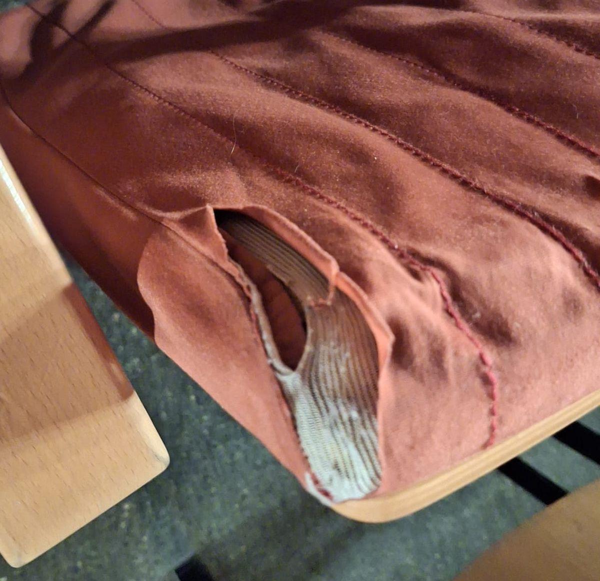 Imatge de l'estat en el qual es troba una de les butaques ubicada en les primeres files de seients de l'Auditori de Vila-real.