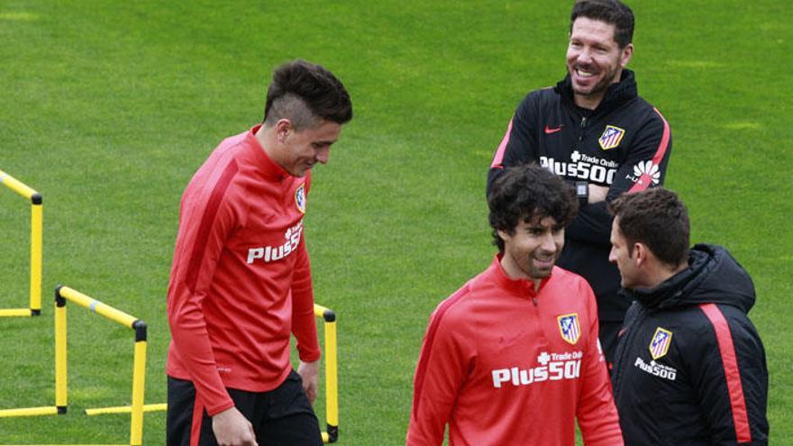 Simeone y el defensa Giménez, ayer en Majadahonda.