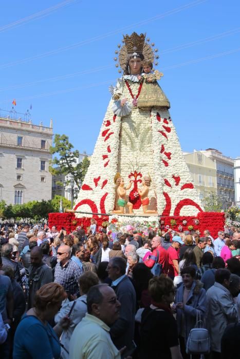 Miles de personas han acudido este lunes a visitar a la Virgen de los Desamparados