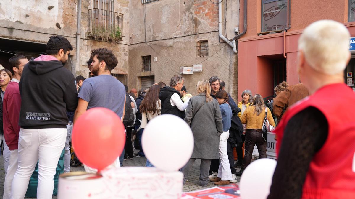 Ambient al vermut solidari celebrat a la Vermuteria Santa Rita, al bell mig del Barri Antic de Manresa