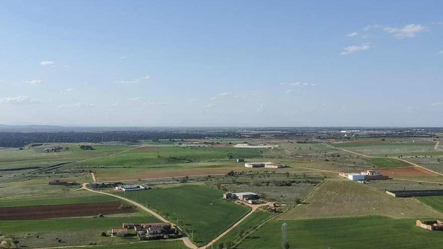 Vista de la zona de caminos agrícolas paralelos a la N-VI en el término benaventano.