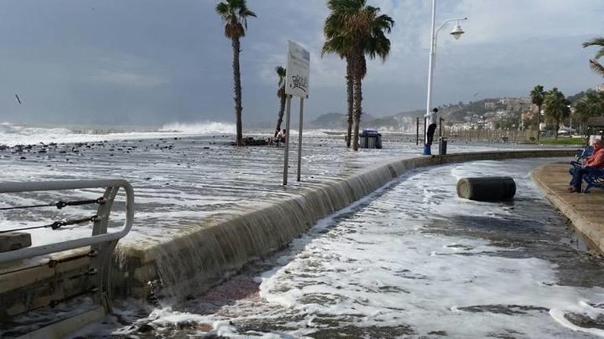 Los paseos marítimos de las localidades costeras de Málaga quedaron inundados.