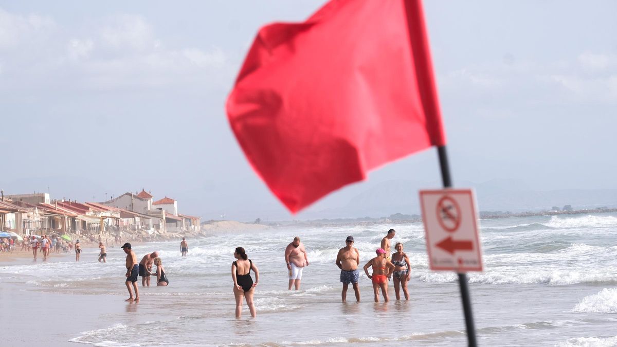 Extremo norte de la playa Centre de Guardamar, junto a Babilonia, con una bandera en la orilla indicadora de una zona de corrientes, en una imagen de archivo
