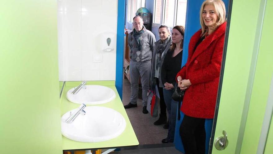 Por la izquierda, Eduardo Martínez Llosa, Paula Onís, Bárbara Menéndez y Aurora Cienfuegos supervisando, ayer, los nuevos lavamanos del colegio público El Cotayu.