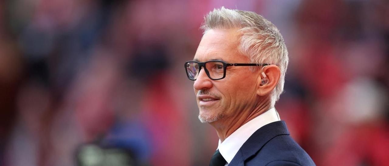 Gary Lineker, se prepara para transmitir un partido de fútbol para televisión de la BBC.