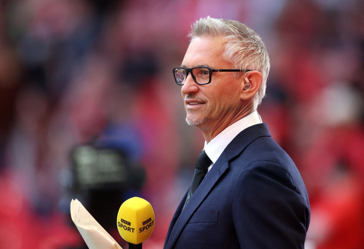 Gary Lineker, se prepara para transmitir un partido de fútbol para televisión de la BBC.