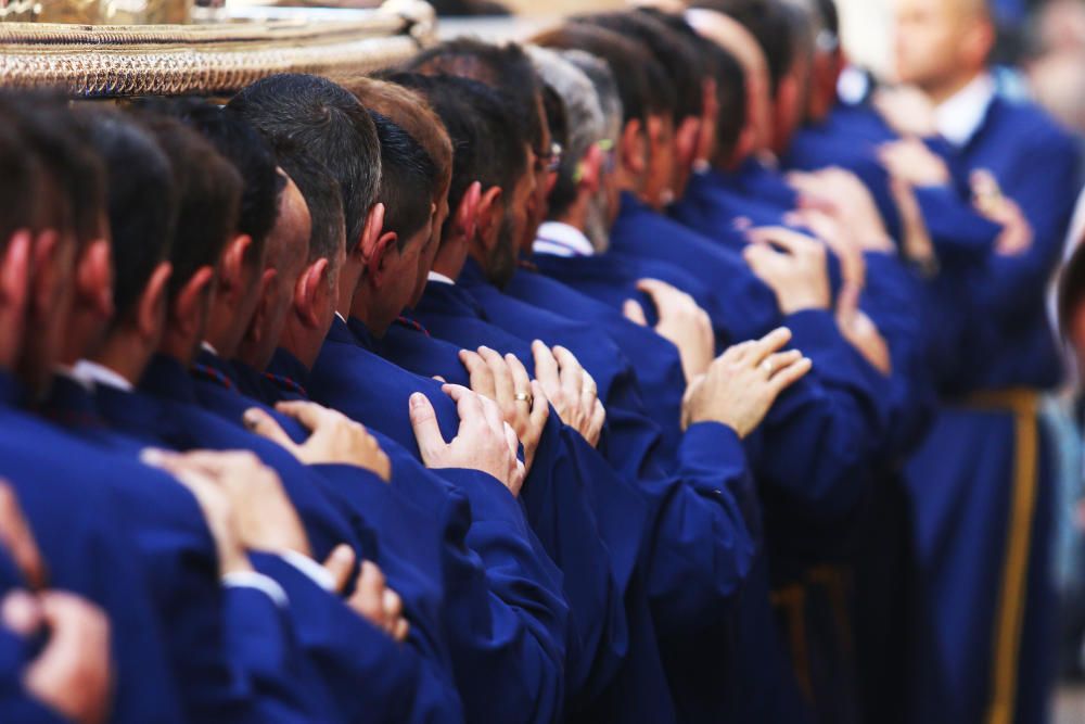 JUEVES SANTO. Portadores de la Virgen de la Paz.