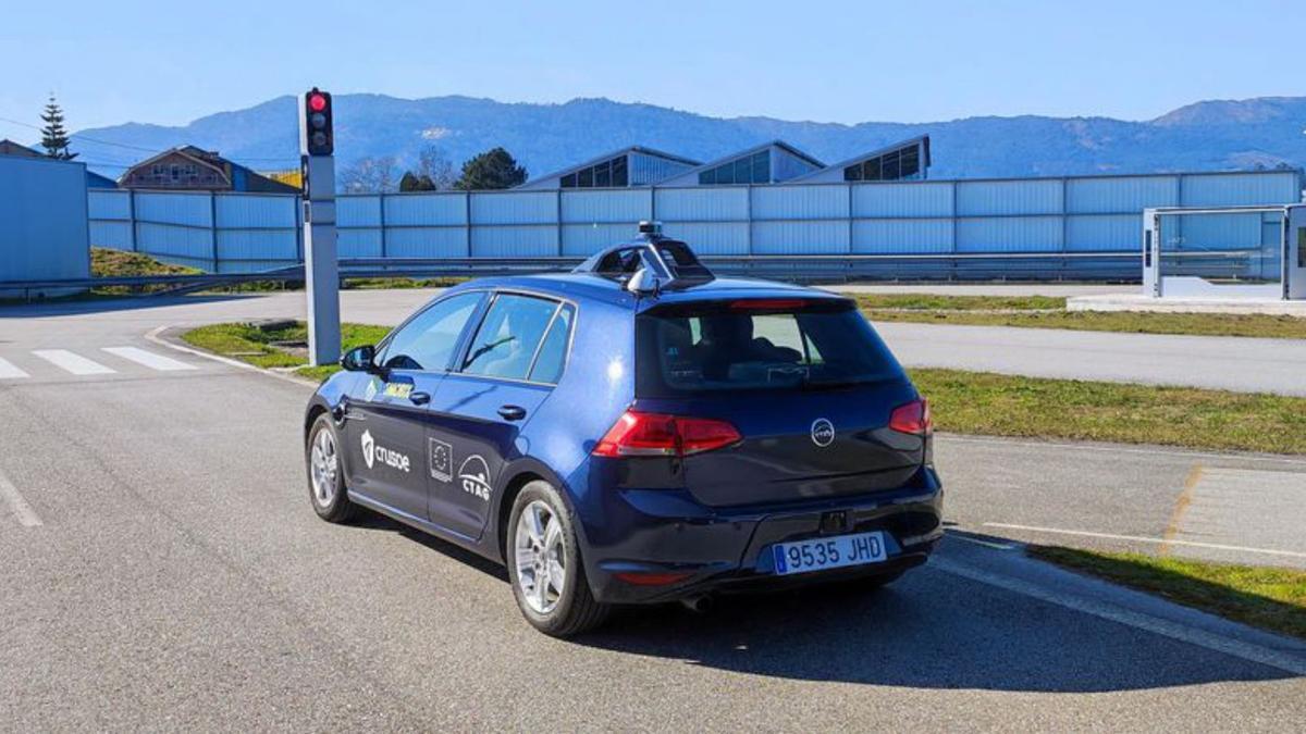 Un vehículo de pruebas en la pista del CTAG en O Porriño.