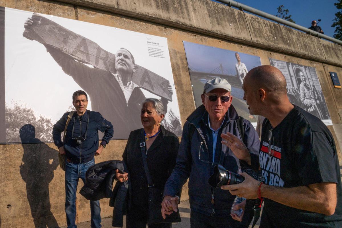 El fotógrafo Sebastiao Salgado y su mujer, Lélia Wanick hablan con el fotógrafo Julio Carbó. Catalunya Mirades Solidàries ha celebrado un homenaje póstumo al fotógrafo Joan Guerrero en Santa Coloma de Gramenet. La asociación ha inaugurado una exposición de Guerrero en el Parc Fluvial del Besòs y ha entregado el I Premio Joan Guerrero al fotógrafo brasileño Sebastiao Salgado. El fotógrafo Sebastiao Salgado y su mujer, Lélia Wanick hablan con el fotógrafo Julio Carbó. Catalunya Mirades Solidàries ha celebrado un homenaje póstumo al fotógrafo Joan Guerrero en Santa Coloma de Gramenet. La asociación ha inaugurado una exposición de Guerrero en el Parc Fluvial del Besòs y ha entregado el I Premio Joan Guerrero al fotógrafo brasileño Sebastiao Salgado.
