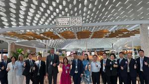 El alcalde Albiol, la teniente de Alcaldía Agüera, el empresario Enrique Tomás y un grupo de empresarios chinos ante el nuevo espacio gastronómico del empresario badalonés en el aeropuerto de Shenzhen