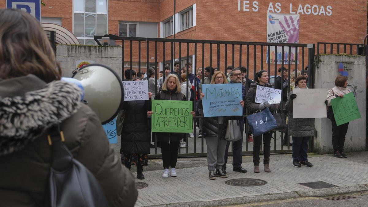 Una de las concentraciones de familias y alumnado en el IES As Lagoas, en protesta por la forma de dar clase de matemáticas de la profesora.