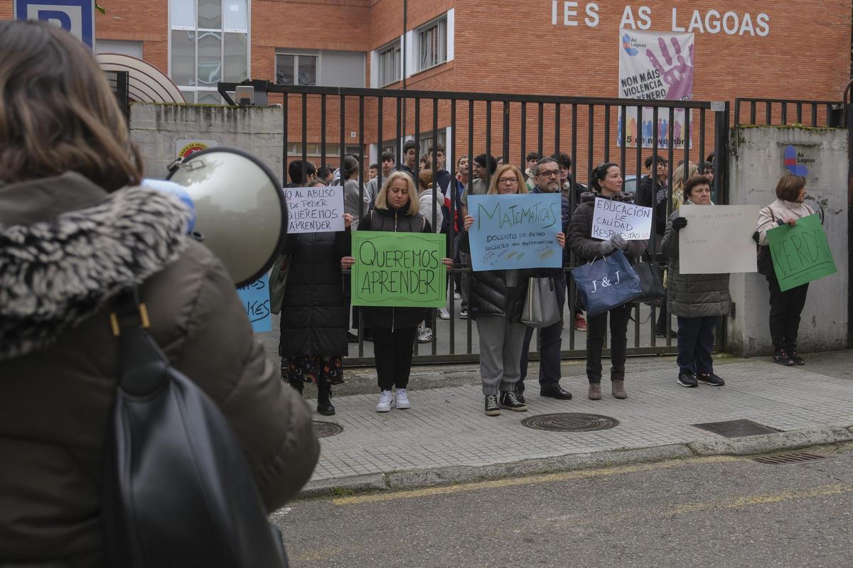 Una de las concentraciones de familias y alumnado en el IES As Lagoas, en protesta por la forma de dar clase de matemáticas de la profesora.