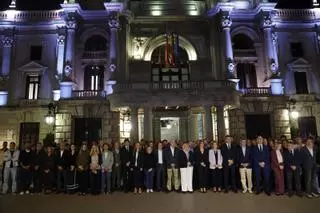 Políticos y acampados se concentran en la plaza del Ayuntamiento por el accidente de tren de Toledo en un minuto de silencio atípico