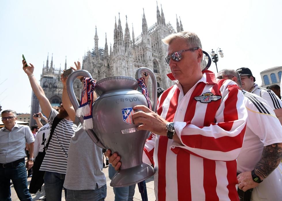 Las aficiones de Madrid y Atlético toman el centro de Milán en las horas previas al partido.