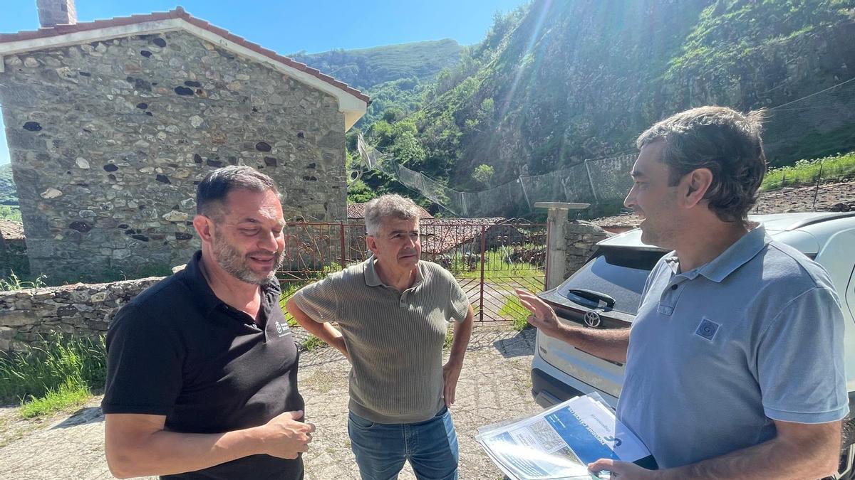 Por la izquierda, el jefe del Servicio de Gestión Forestal del Principado, Ángel de Miguel; el alcalde de Somiedo, Belarmino Fernández, y el director general de Gestión Forestal, Javier Vigil, al fondo la barrera dinámica.