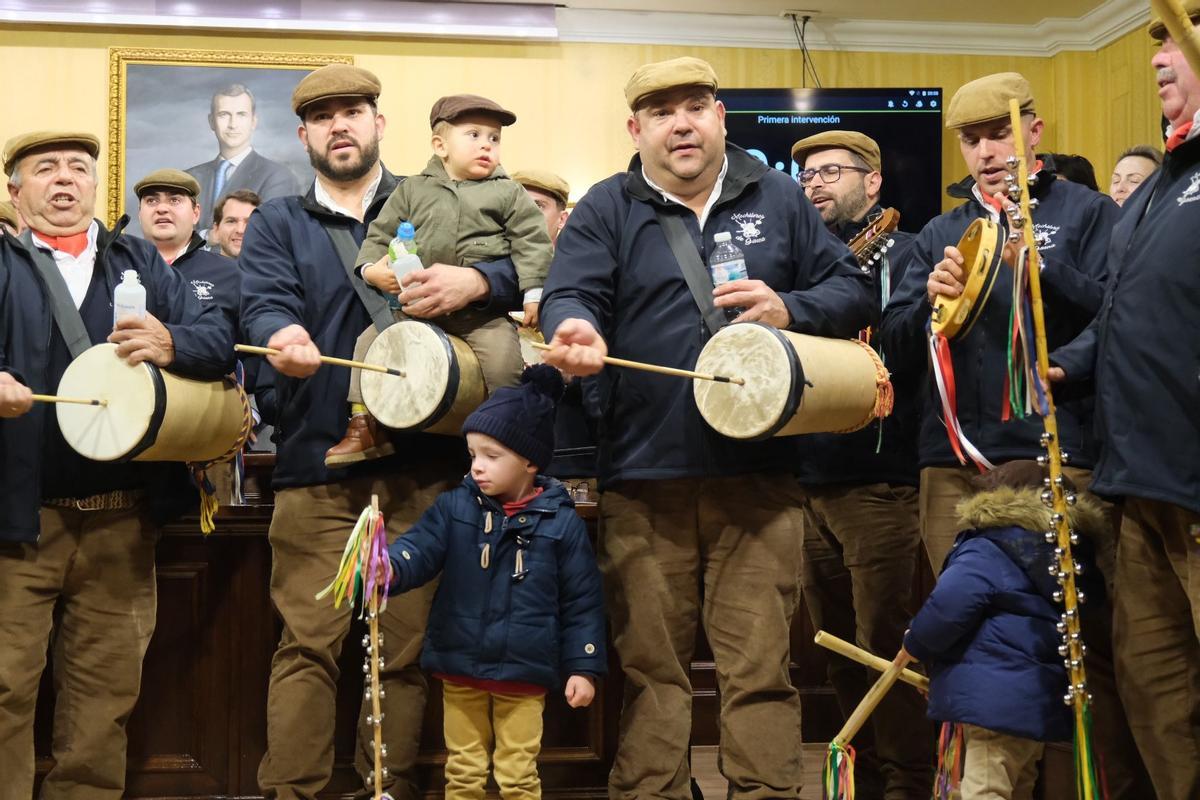 Los Mochileros de Gaena, oinstantes antes de su actuación en el salón de plenos de Cabra.