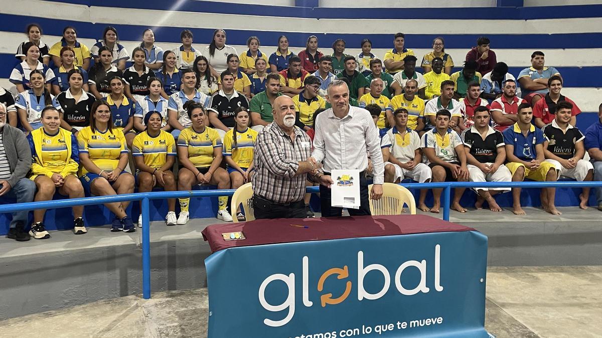 Acto de la firma de la renovación del acuerdo de colaboración entre Global y la Federación Insular de Lucha Canaria.