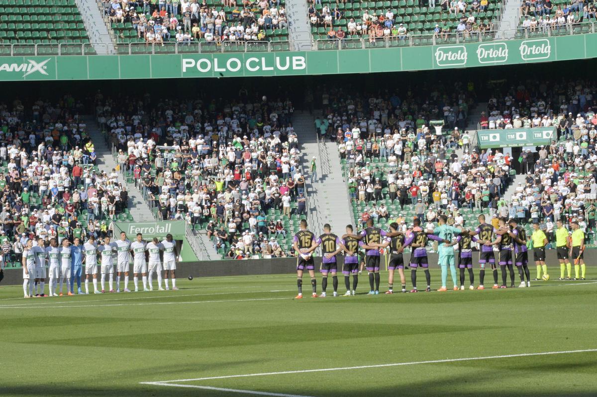Los jugadores del Elche, en el partido frente al Valladolid, durante el minuto de silencio en recuerdo a Pelayo Novo