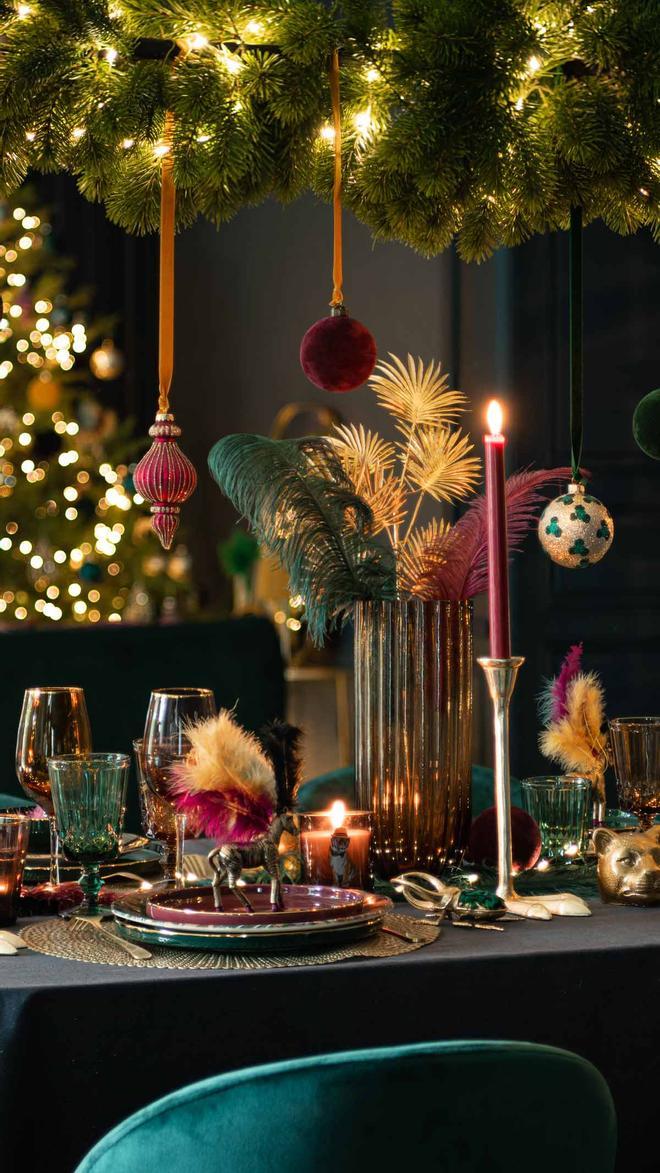 Mesa de Navidad con adornos vegetales y velas de Maisons du Monde